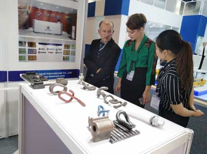 visitors interested in rail clips at inno trans